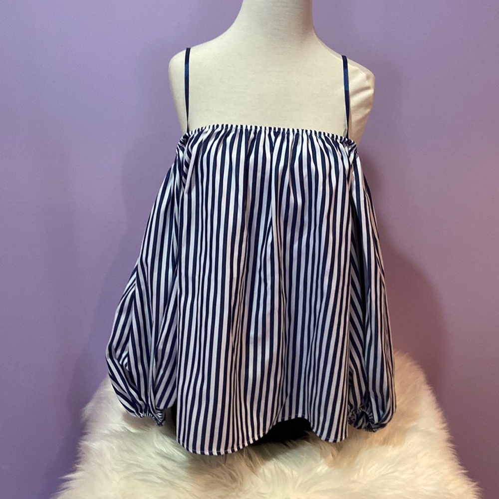**NWT**Off the shoulder blouse
